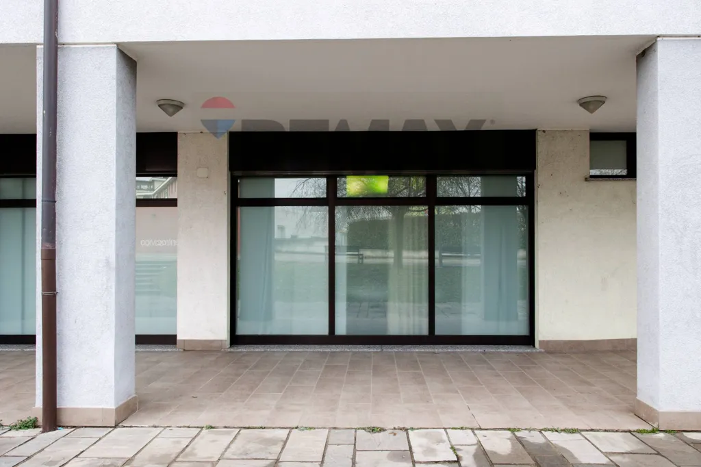 Entrée - Commercial Space with Parking in Concorezzo