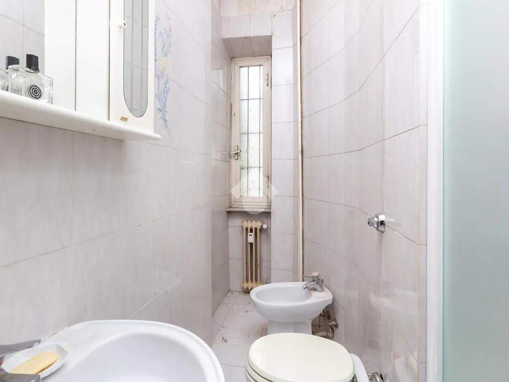 Salles de bain - 3-Room Flat with Double Aspect in Piazza Respighi