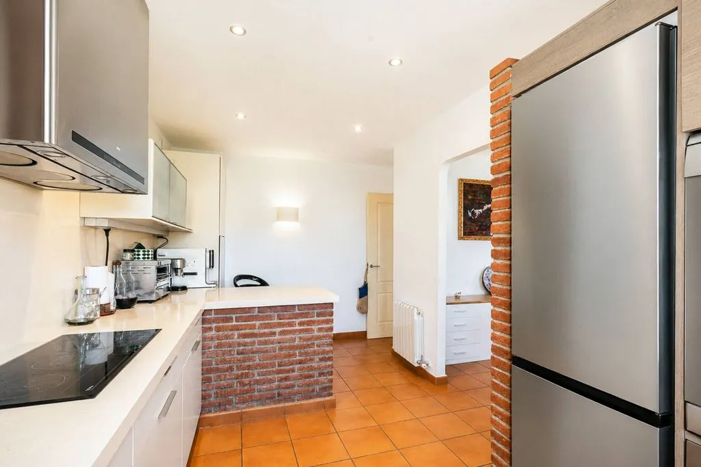 Cuisine - Contemporary 5-Bedroom House with Pool in Sitges