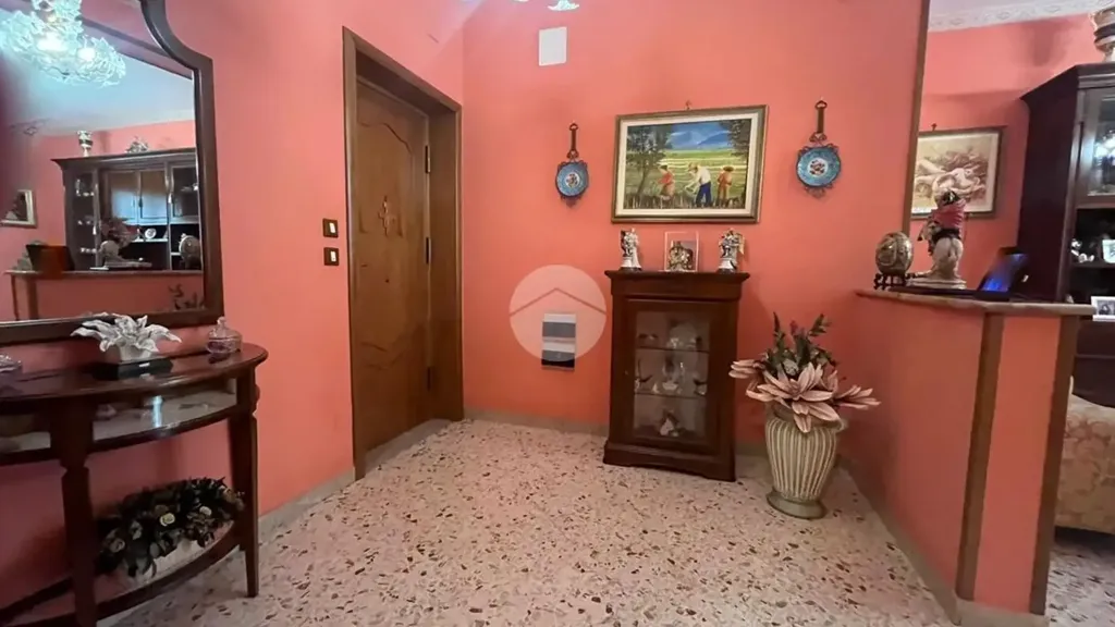 Entrée - 1970s Apartment with Balcony in Palermo