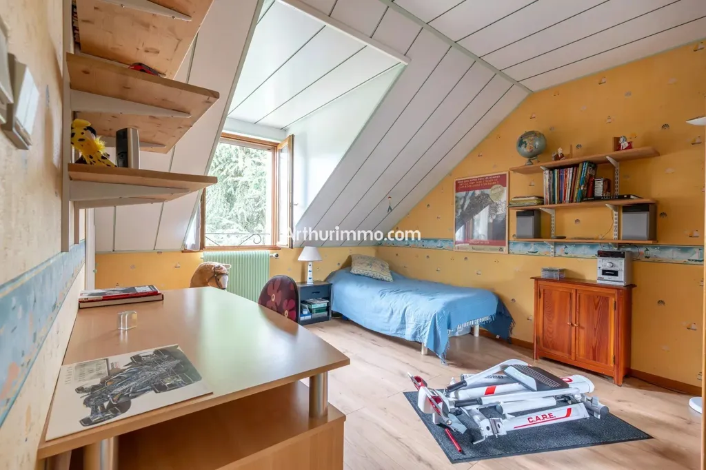 Bedrooms - 8-Piece House with Pool Potential near Santeny