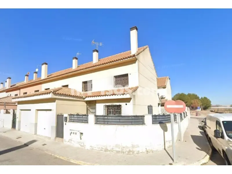 Välivaade - Semi-Detached House with Garage in Numancia de La Sagra