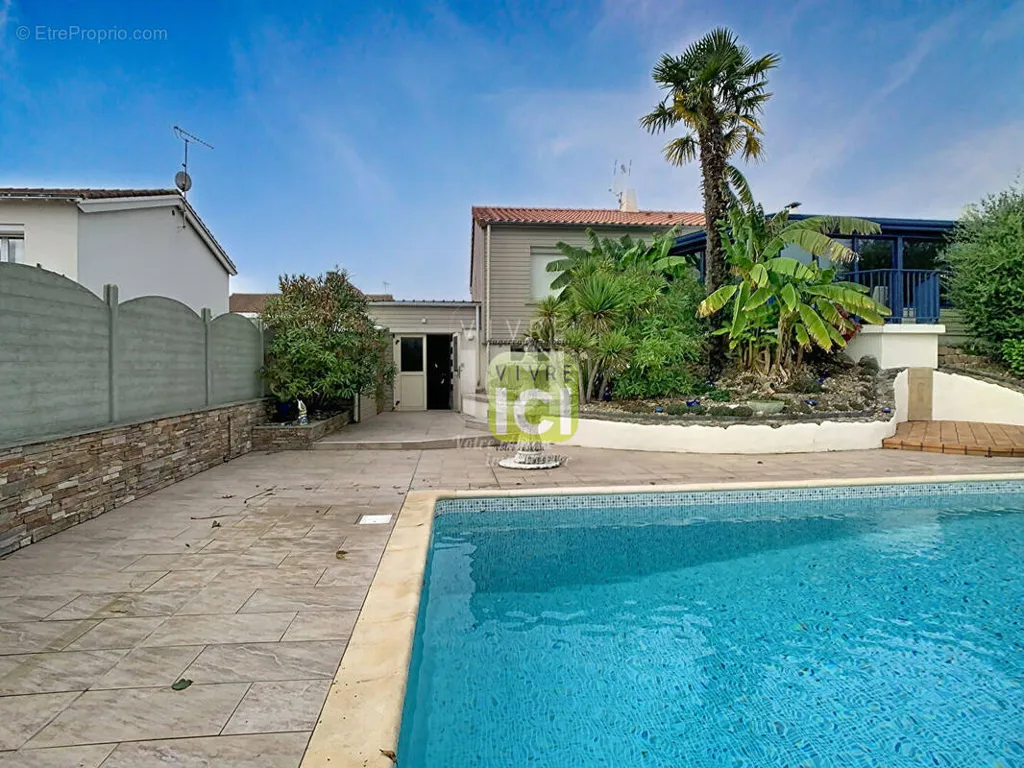 Bassein - 7-Piece House with Pool in Cholet