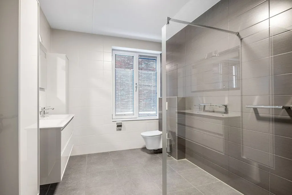 Salles de bain - Modern Apartment with Balcony in Sneek