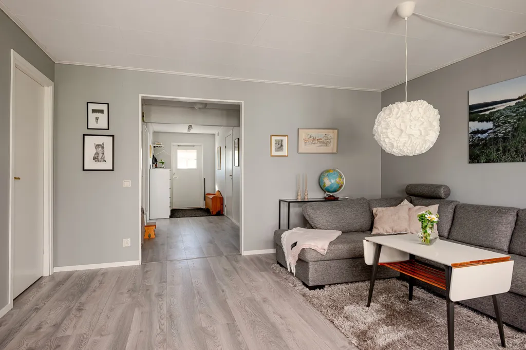 Elutuba - Apartment with Balcony in Mantorp