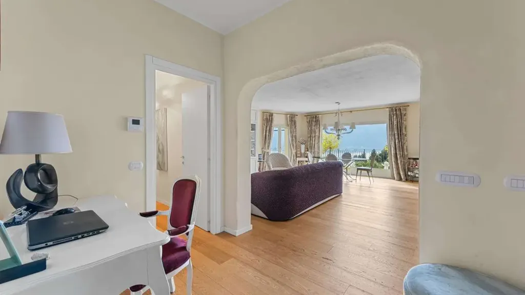 Esik - Villa with Lake View in Menaggio