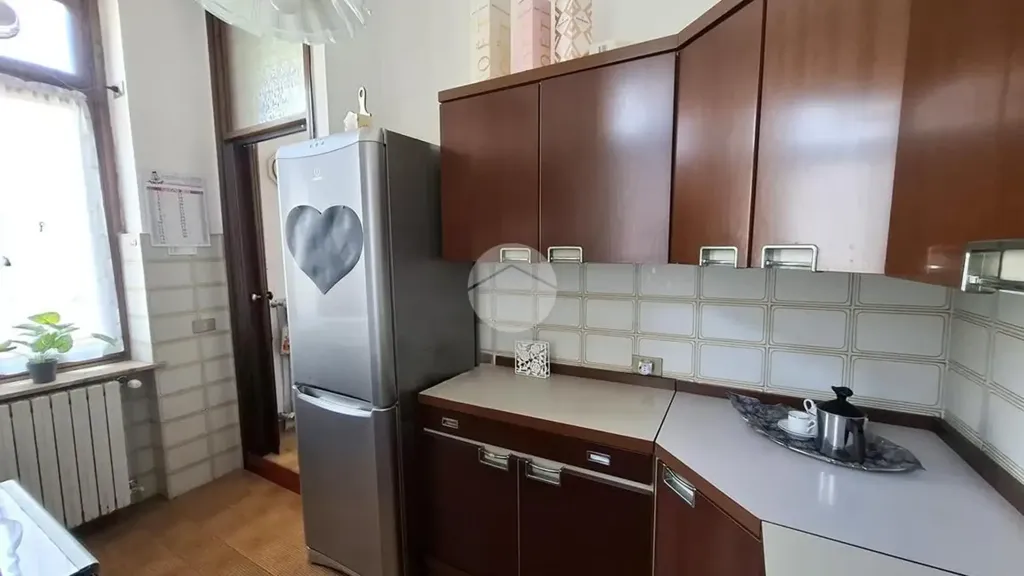 Cucina - Appartamento con balcone in centro a Voghera