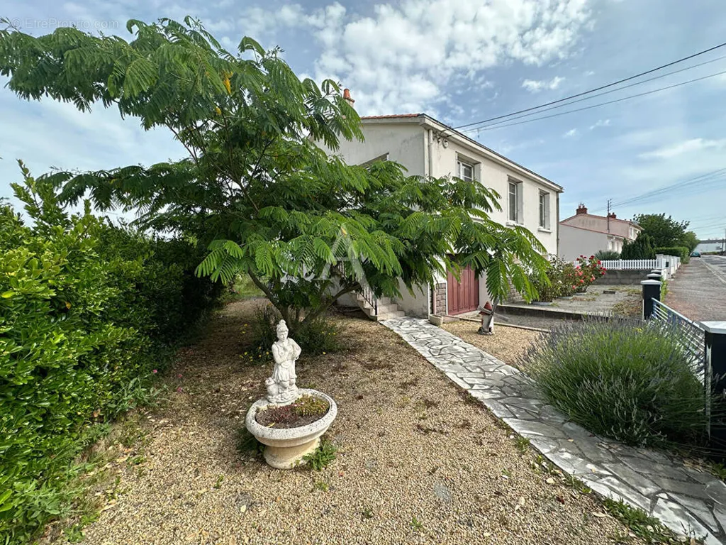Giardino - 1965 House with Garden in Aizenay Centre