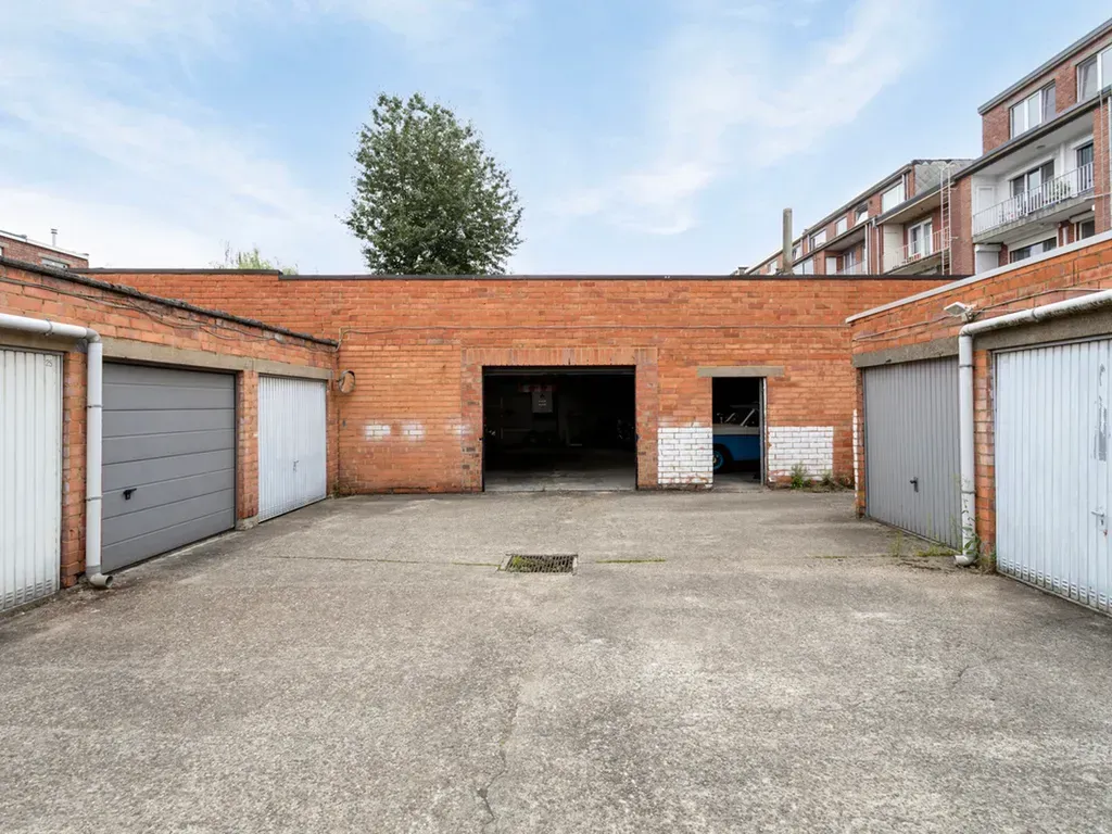 Garaaž - Warehouse with Private Access in Antwerp