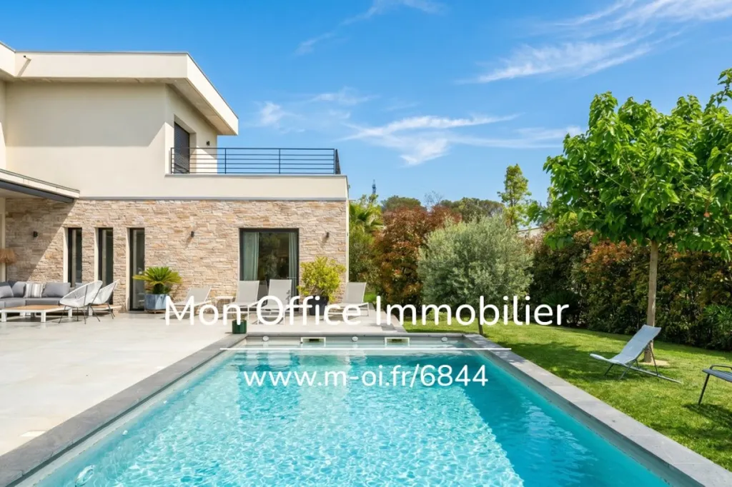 Pool - Family Villa with Pool in Ventabren