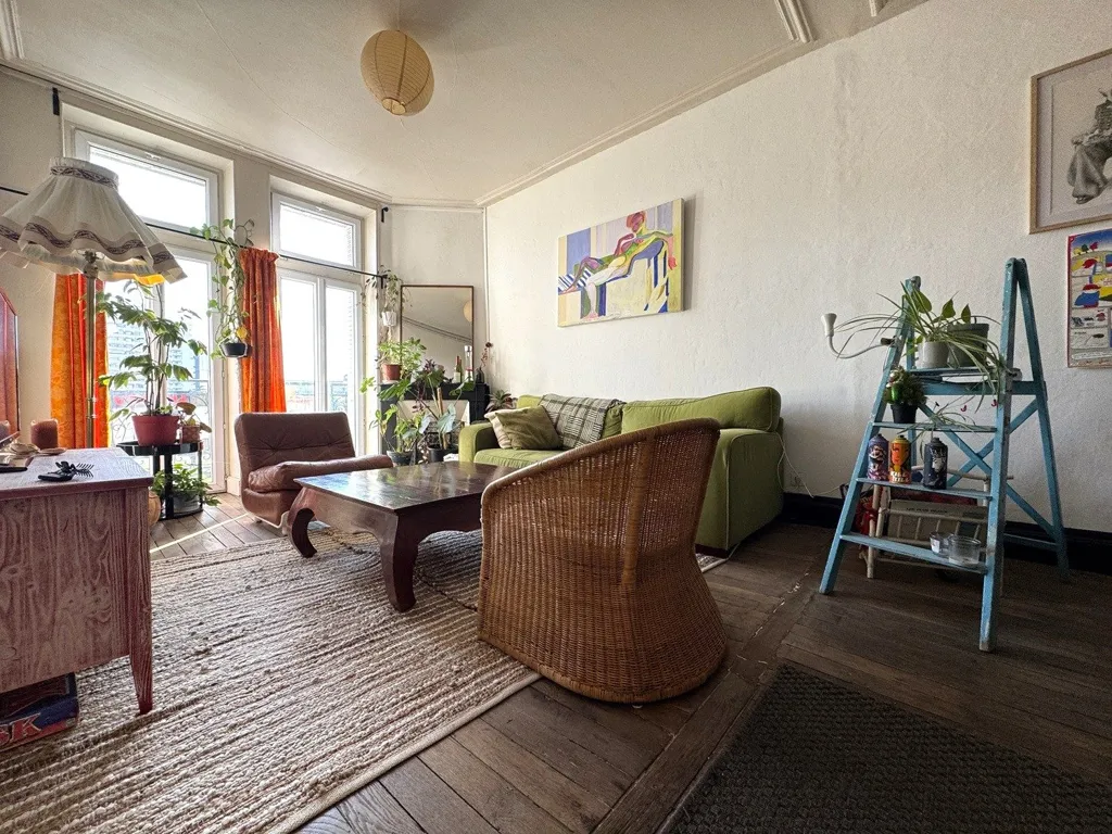 Living Room - 2-Bedroom Apartment with Balcony in Nancy