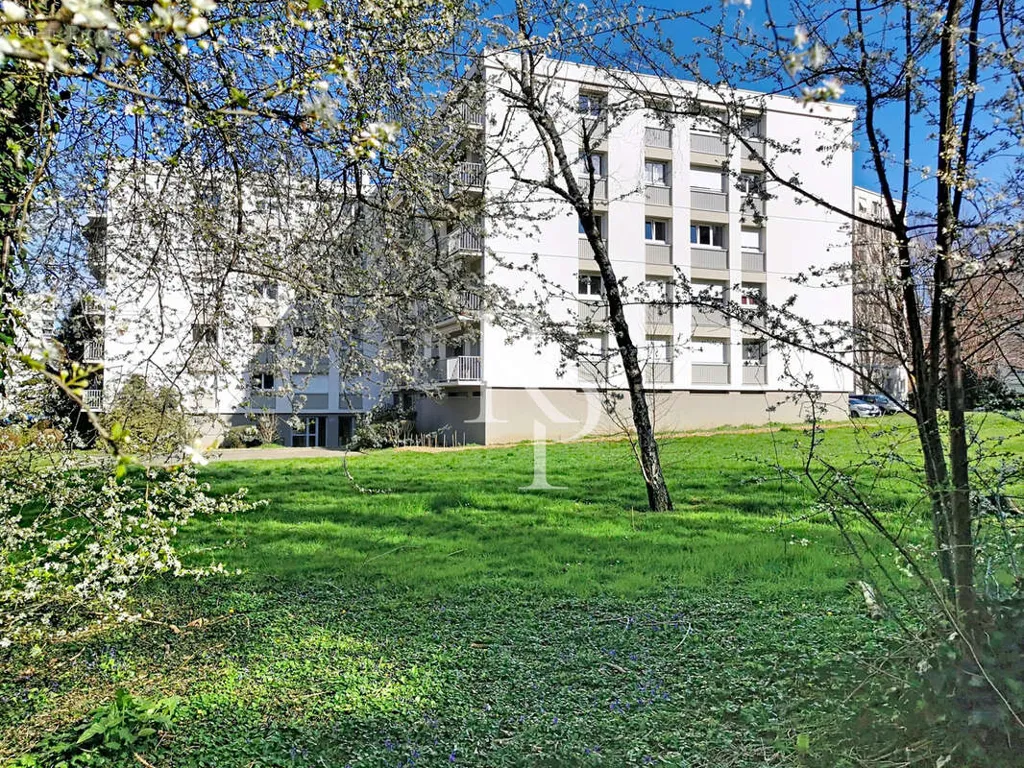 Aed - 3-Bed Apartment with Balcony in Green Park