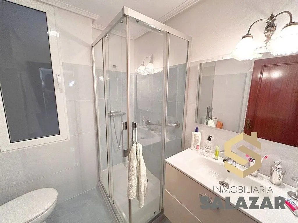 Bagni - Student Flat with Terrace on Avenida del Ferrocarril