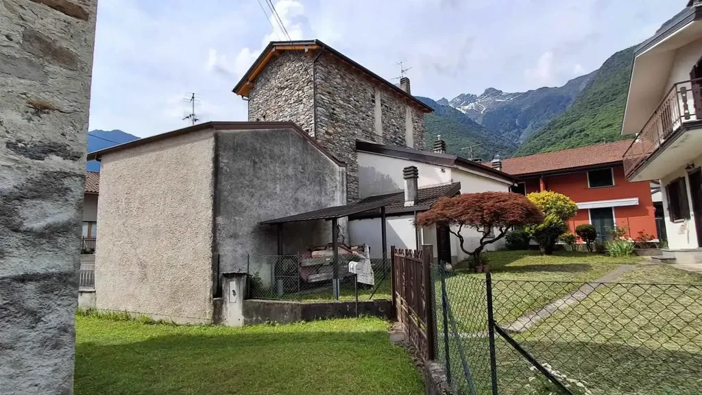 Aed - Quadrilocale to Renovate in Samolaco