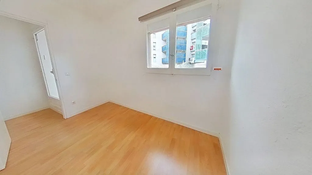 Toad - Three-Bedroom Flat with Metro Access in Verdun