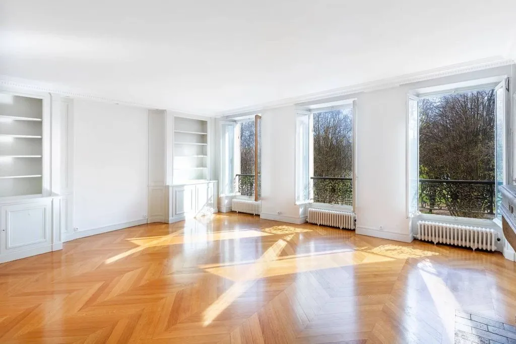 Living Room - Luxury Apartment with City View in Paris