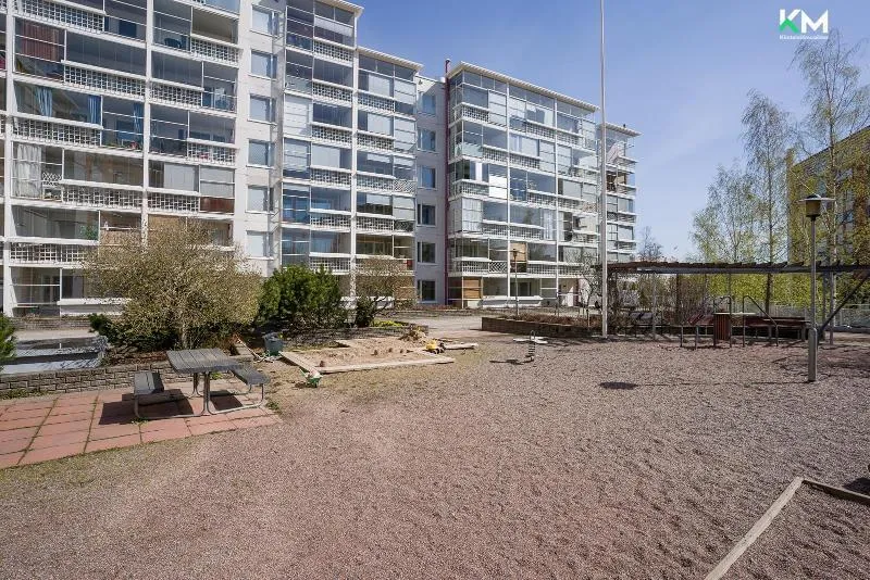 Garden - Bright Two-Bedroom Apartment with Sauna in Pitäjänmäki
