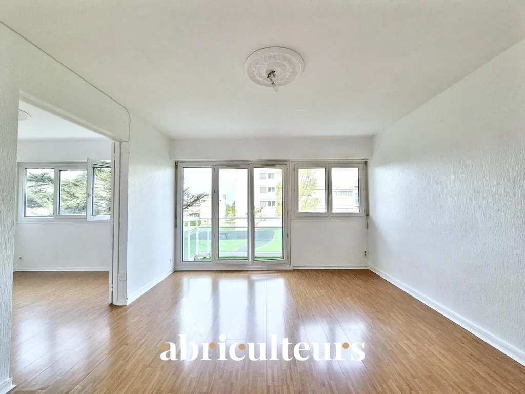 Séjour - Appartement 6 Pièces avec Balcon dans le Calme
