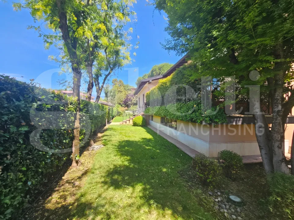 Jardin - Classical Villa with Garden in Brescia