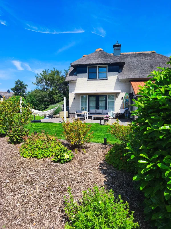 Välivaade - Riet-Covered Villa with Water Views in Makkum