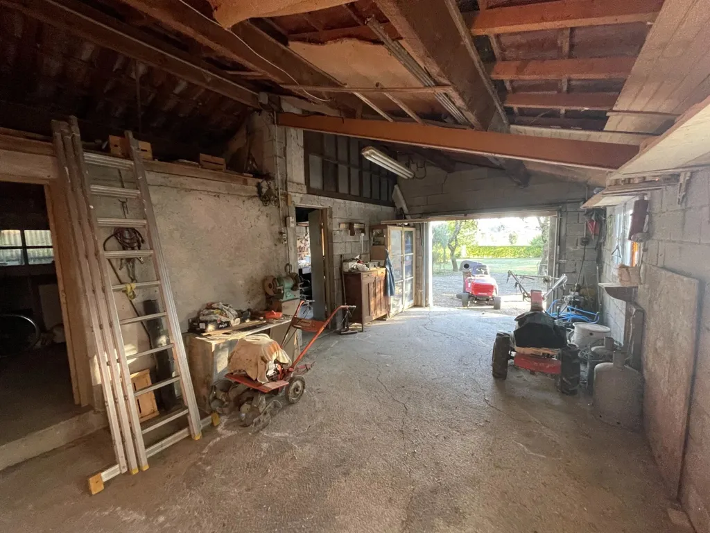 Garage - Maison avec terrasse et dépendances à Salindres