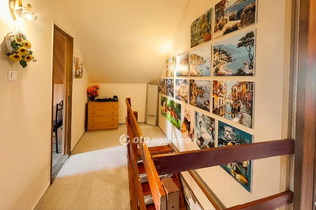Chambres - Three-Storey House with Large Plot in Sóskút