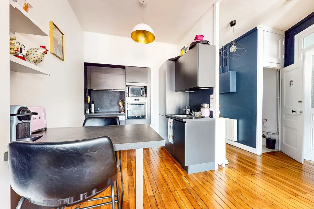 Cucina - Bright 2-Bed Flat with Rooftop View in Lyon 6