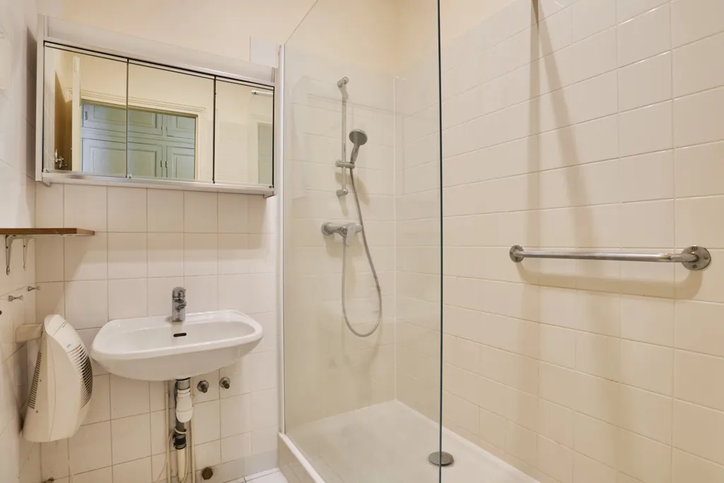Vannitoad - Corner Apartment with Period Features in Paris 16th