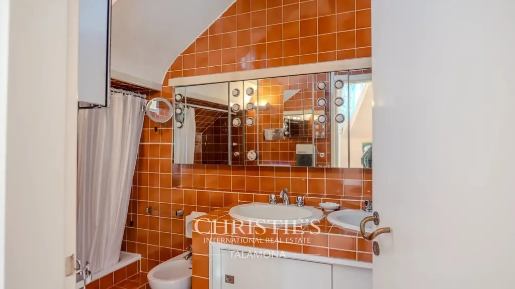 Bathrooms - Lakefront Villa with Private Park in Ranco