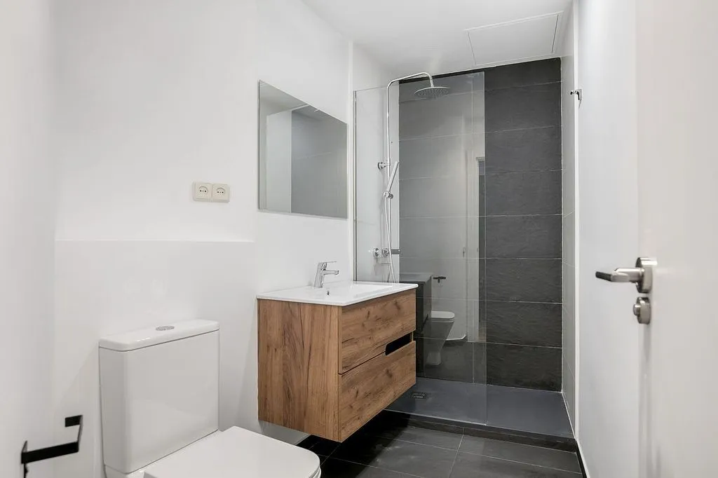 Bathrooms - Furnished Flat with Balcony in Madrid Centre