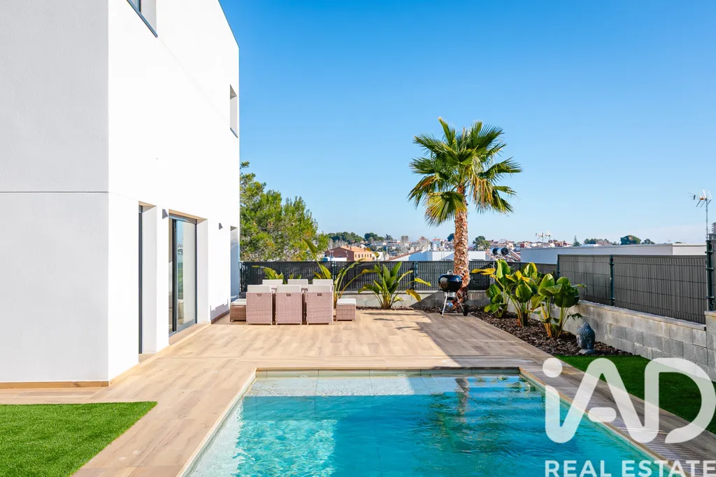 Bassein - 3-Fronted House with Pool in Cunit
