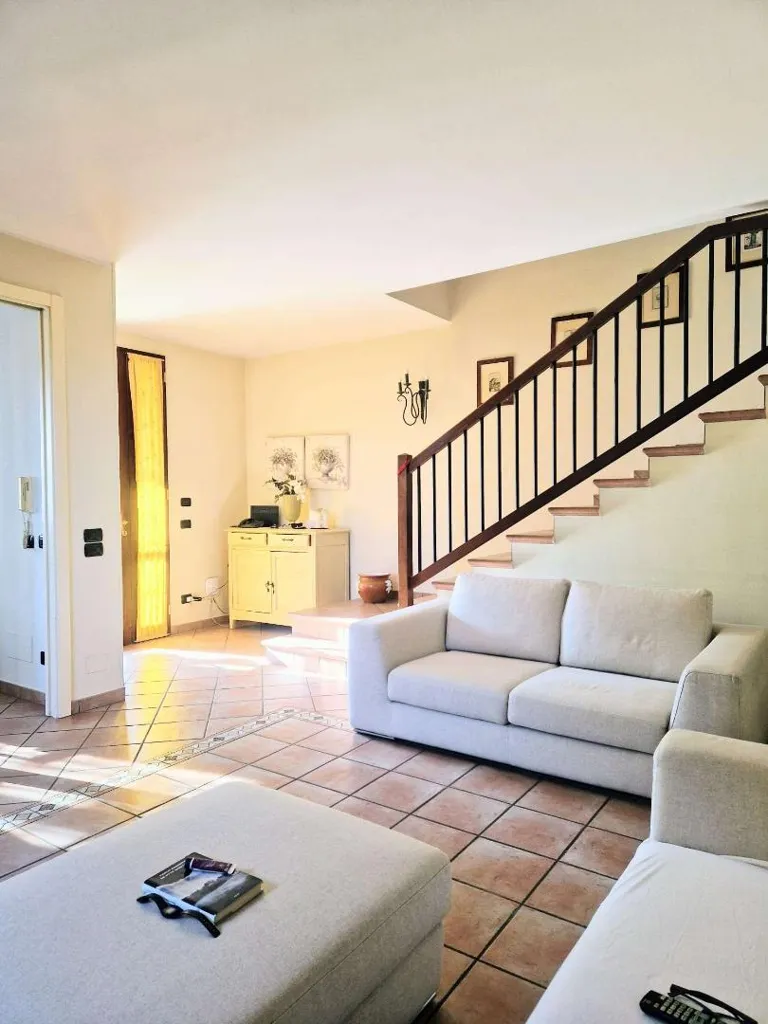 Soggiorno - Corner Semi-Detached Villa with Garden in Rubiera