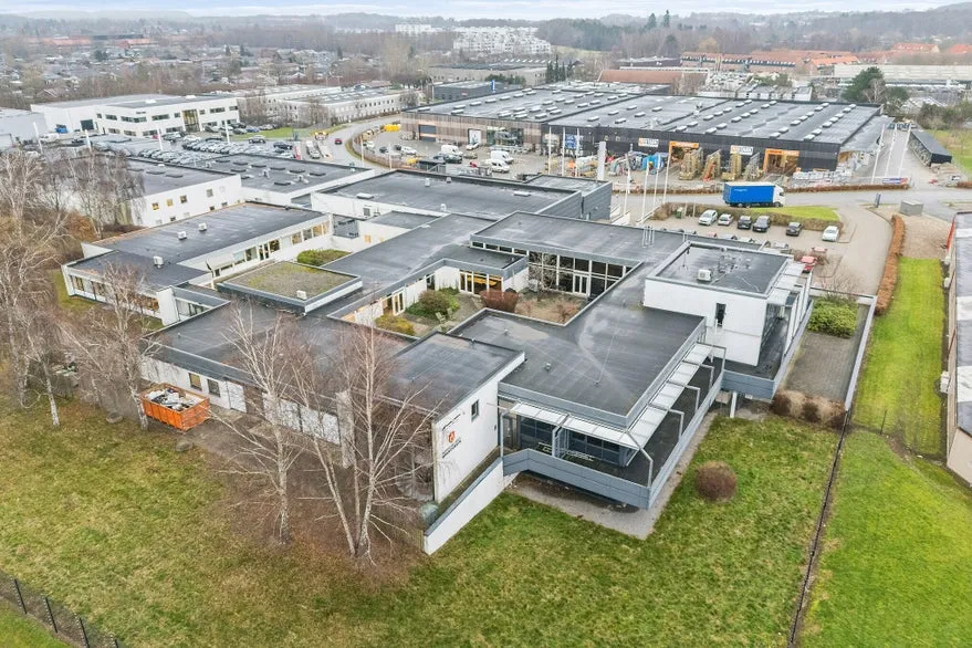 Vue aérienne - Showroom with Atrium in Kokkedal Industripark