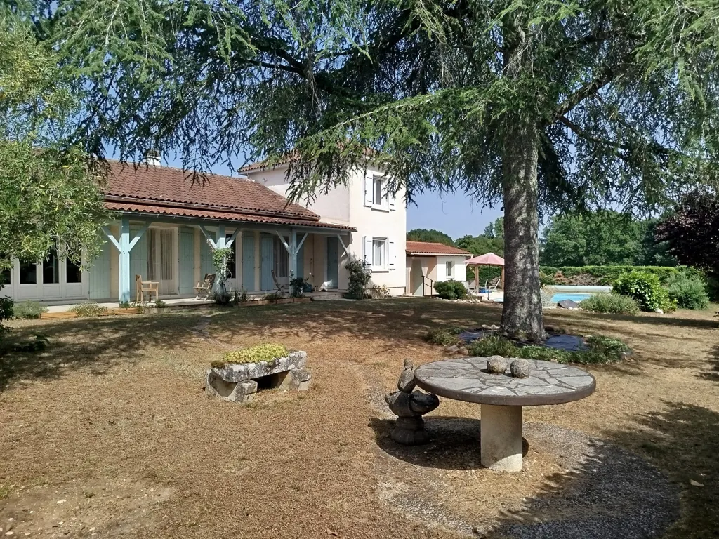 Garden - Family House with Pool in Quiet Area