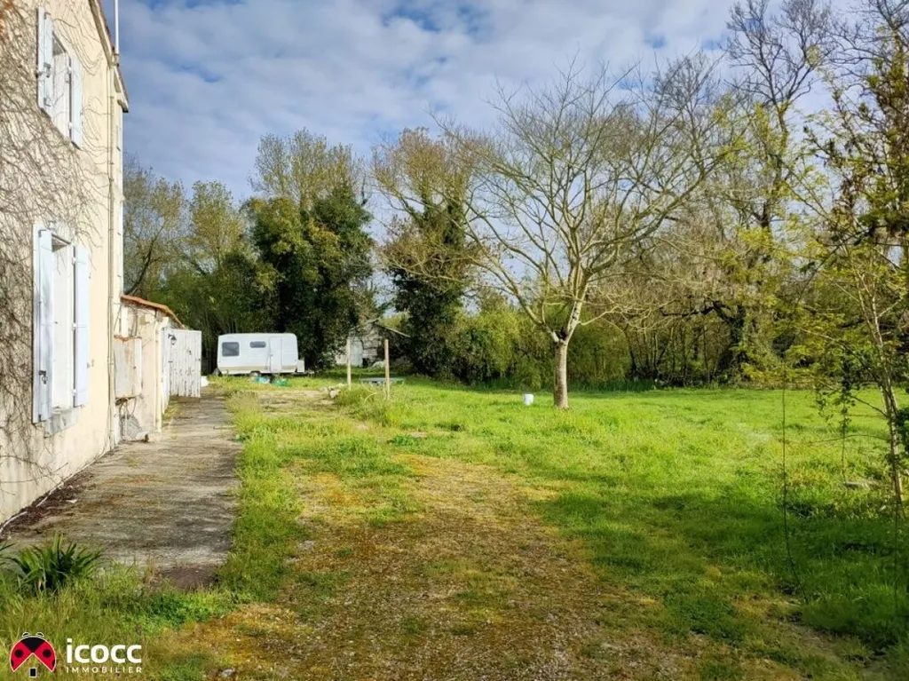 Aed - Stone House with Multiple Units in Marais