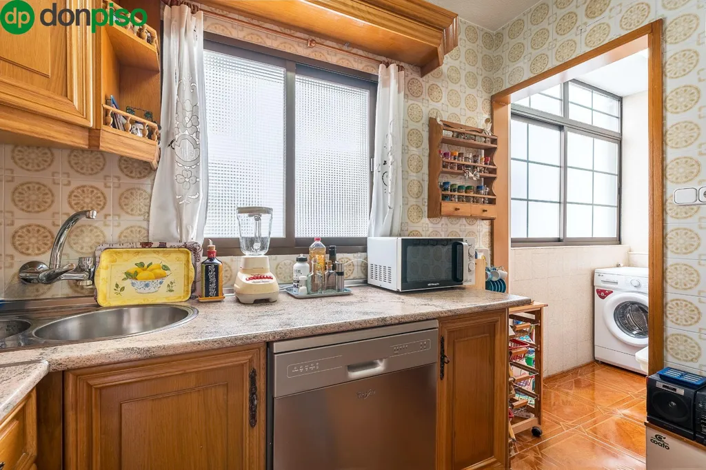 Cuisine - 3-Bed Apartment with Balcony in Pajaritos, Granada