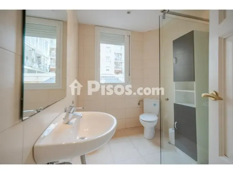 Vannitoad - Spacious Apartment with Modern Kitchen in Girona
