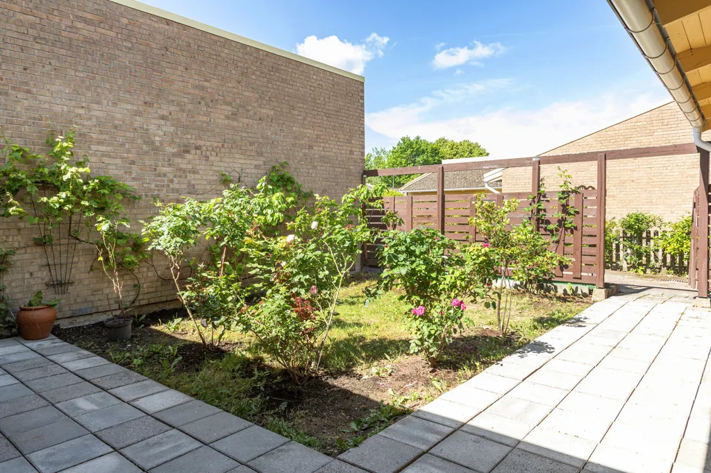 Aed - Terraced House with Garden in Sol-Lit Area