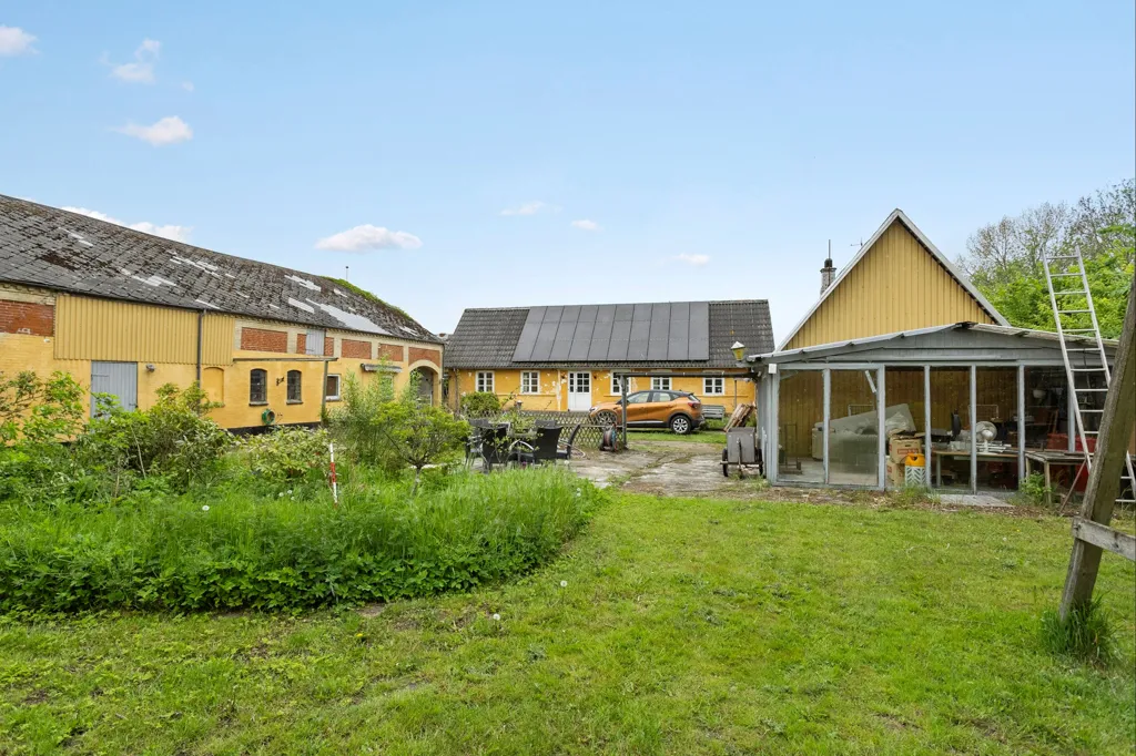 Giardino - Land Villa with Two Units in Ejlby Lunde