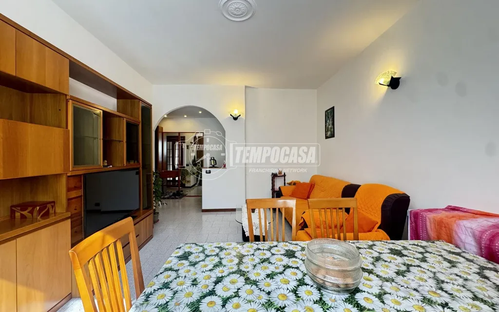Salle à manger - Spacious 3-Bedroom with Balcony in Merate