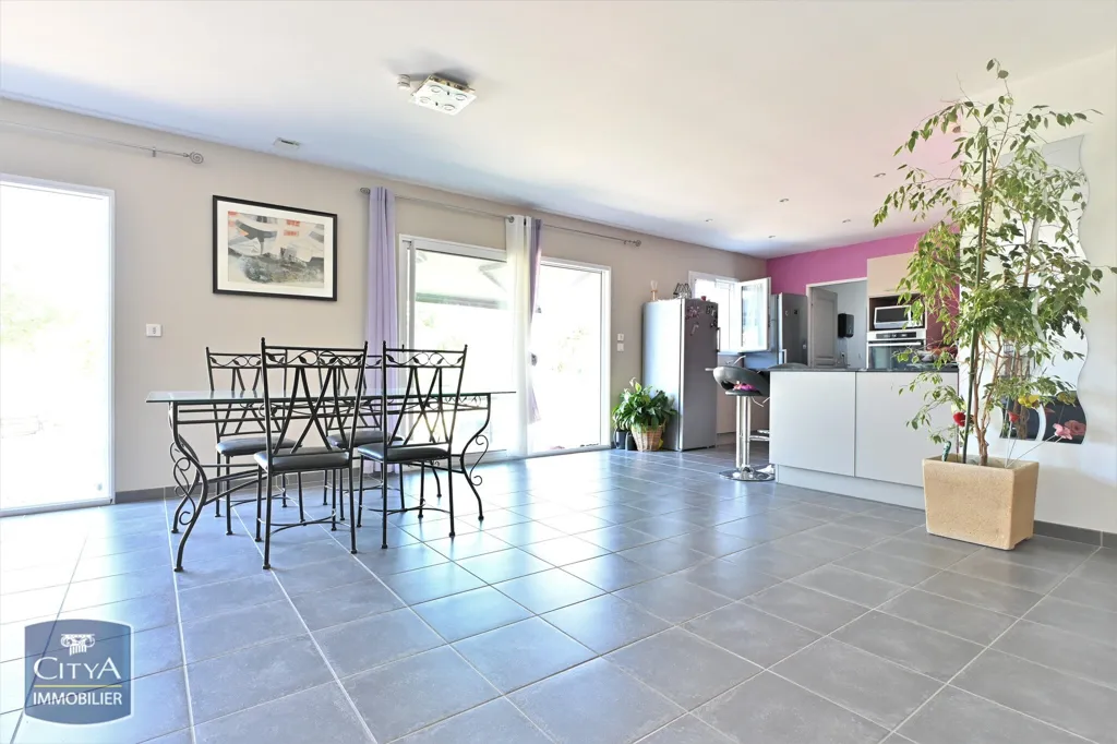 Salle à manger - Maison Contemporaine avec Jardin à Arces
