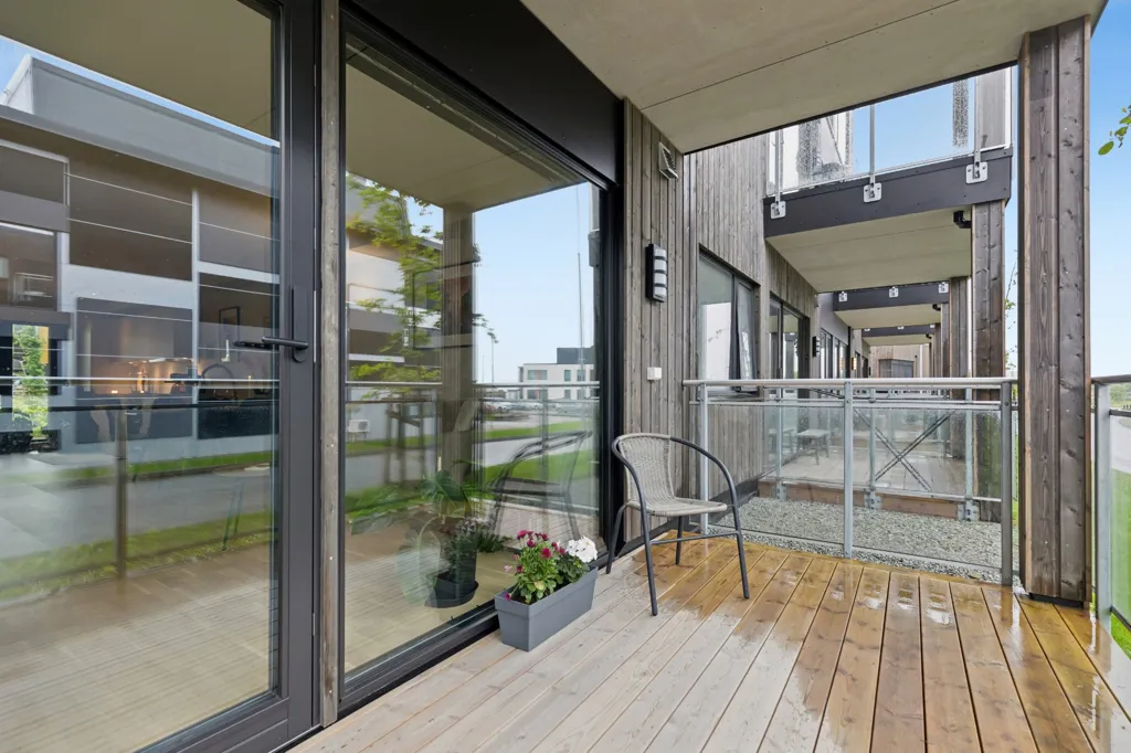 Balcony - Modern Flat with Lift and Garage in Karmøy