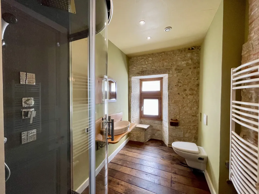 Salles de bain - Maison Médiévale avec Tour à Charroux