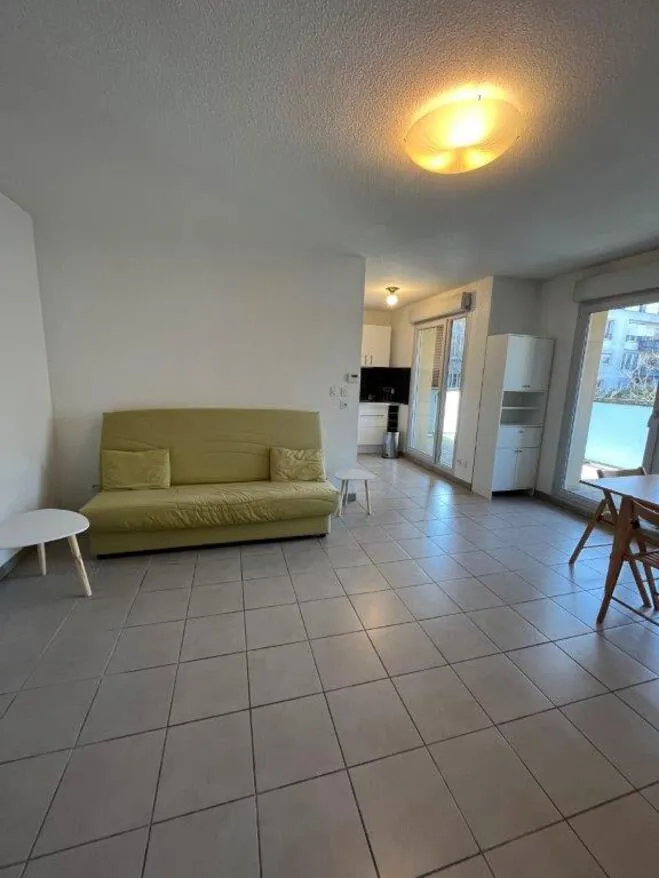 Séjour - Appartement Meublé avec Balcon et Garages à Proximité de Grand Clément