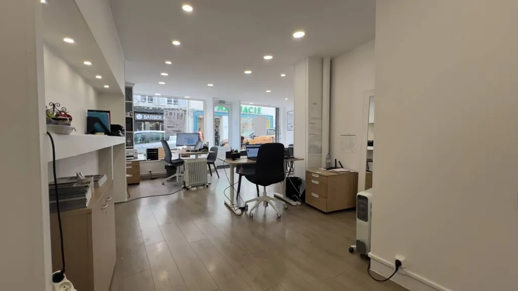 Bureau - Local Commercial avec Emplacement Prime à Arpajon