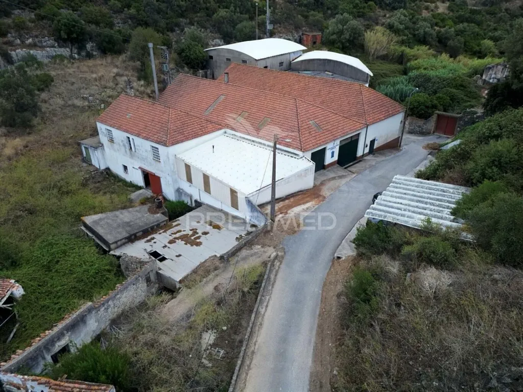 Õhuvaade - Industrial Warehouse with Solar Exposure in Vila Moreira