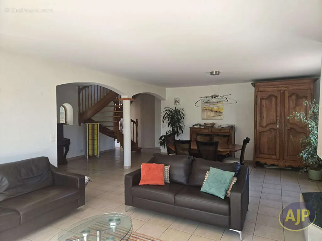Séjour - Villa d'Architecte avec Jardin à Saint-Marc-sur-Mer