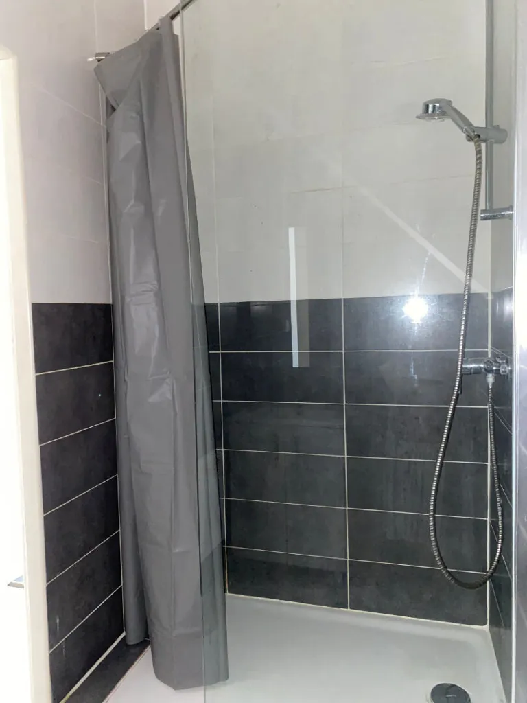 Bagni - Charming 2-Bed Flat in Carcassonne Centre