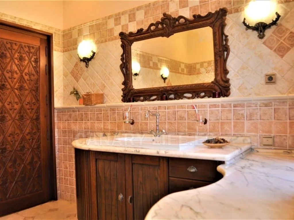 Salles de bain - Luxury Villa with Romanesque Features in San Bartolomé