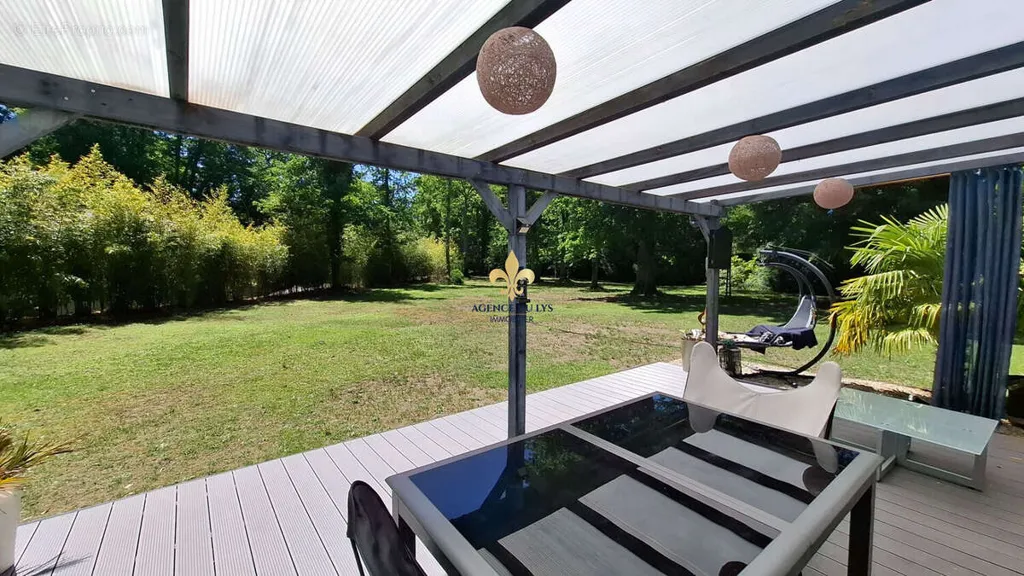 Terrasse - Maison Traditionnelle avec Jardin au Domaine du Lys